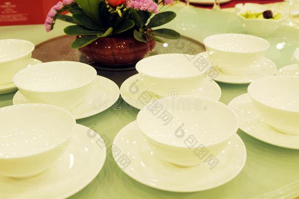 桌上的白瓷碗