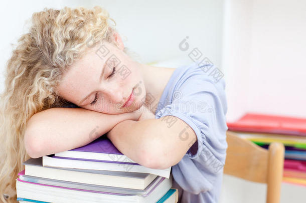在图书馆里睡觉的疲倦的流浪汉