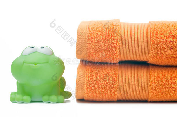 橙色毛巾和玩具青蛙
