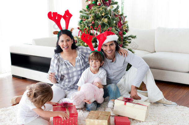 圣诞节时微笑的一家人的画像