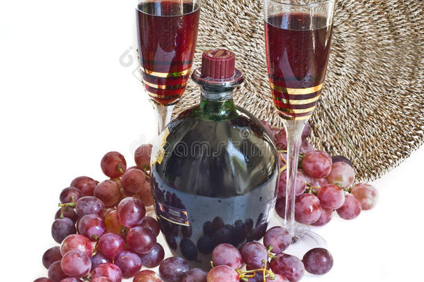 两杯葡萄酒和红葡萄