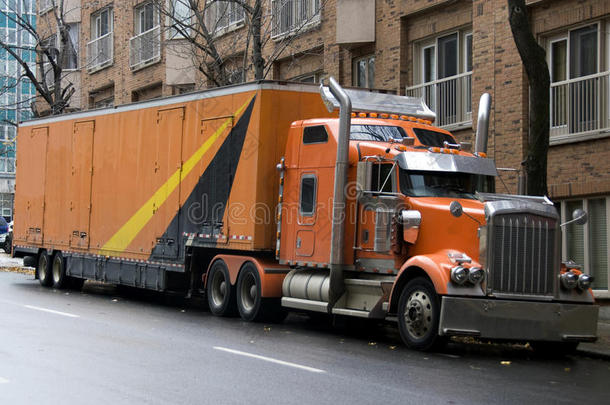 橙色大卡车