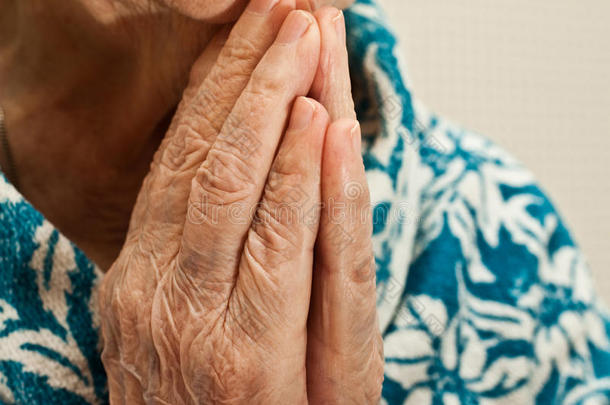 双手祈祷，一位老妇人祈祷