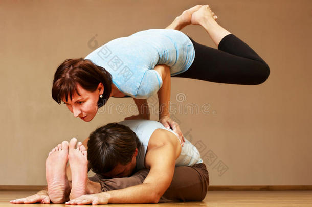 做瑜伽练习的男人和女人