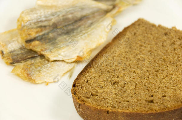 一块黑麦面包和三条干小鱼