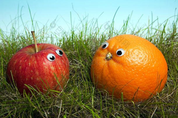 带着微笑的眼睛的<strong>苹果</strong>和<strong>橘子</strong>