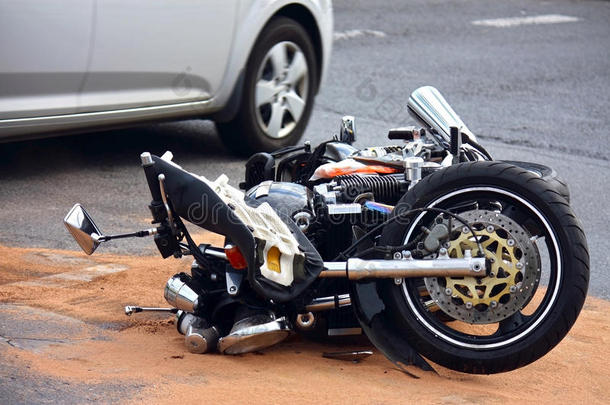 城市街道上的摩托车事故