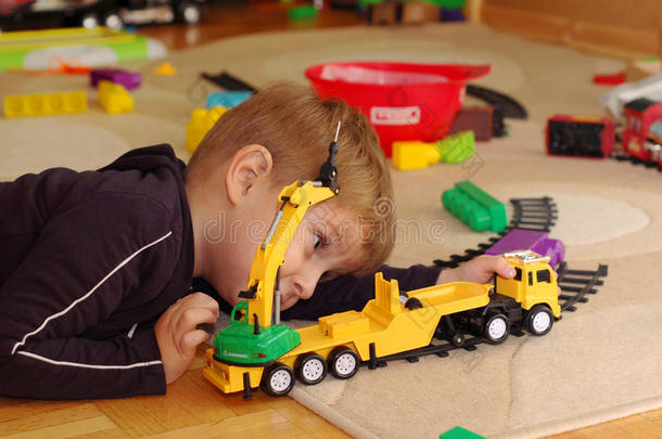 小男孩玩玩具卡车
