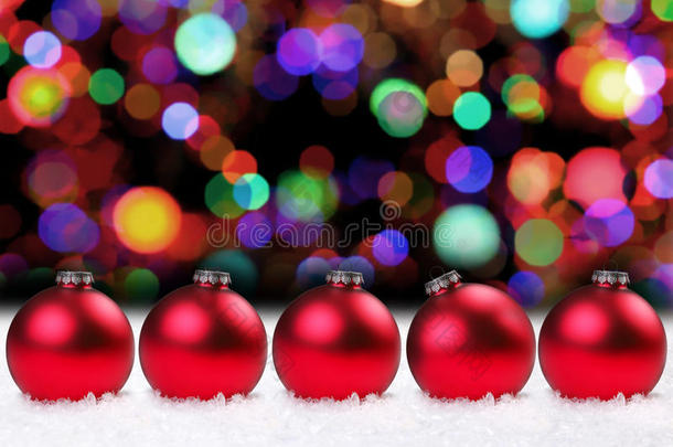 闪亮的红色圣诞灯泡和漂亮的灯光