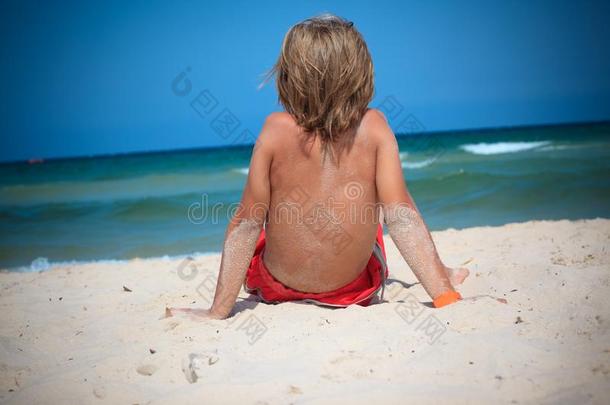 海滩上的男孩