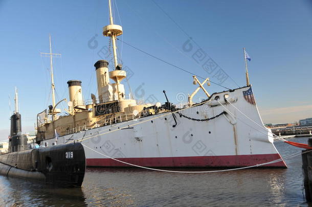 旧战舰和潜艇