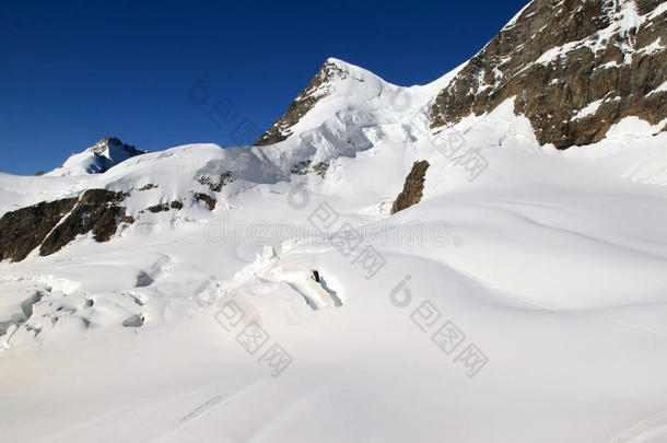 瑞士阿尔卑斯山少女峰的雪原