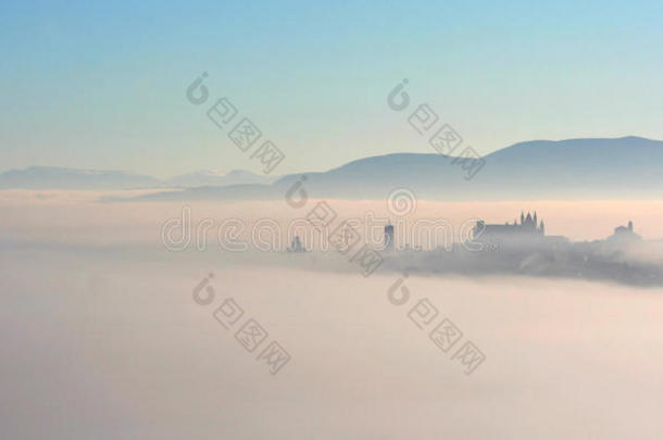 雾中的城市-奥维多