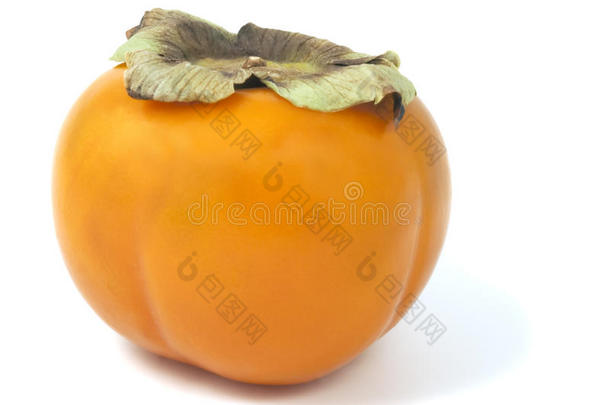 白色背景下分离的橙色柿子。