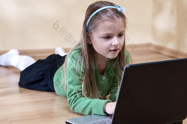 女孩和笔记本电脑