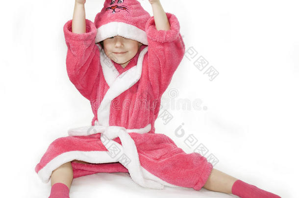 女孩和粉色浴袍