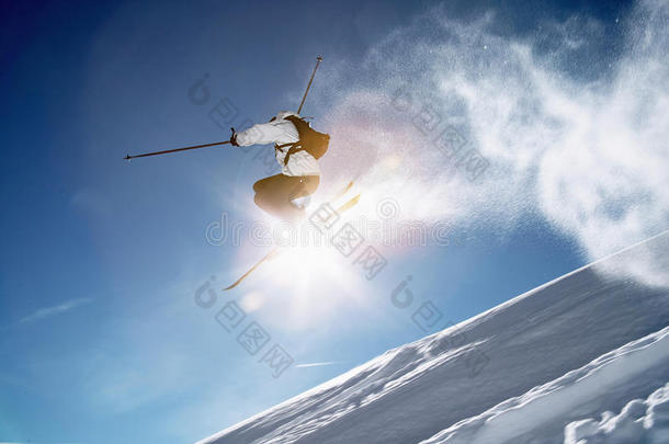 滑雪运动员冬季跳伞
