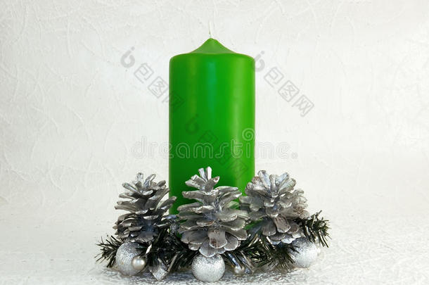 圣诞绿蜡烛、雪糕筒和银球