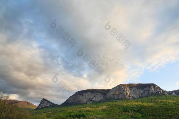 晚春山景（克里米亚）