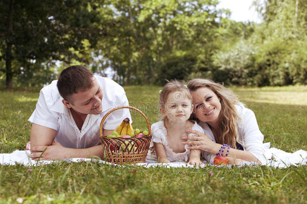 一家人在野餐时一起分享美好时光