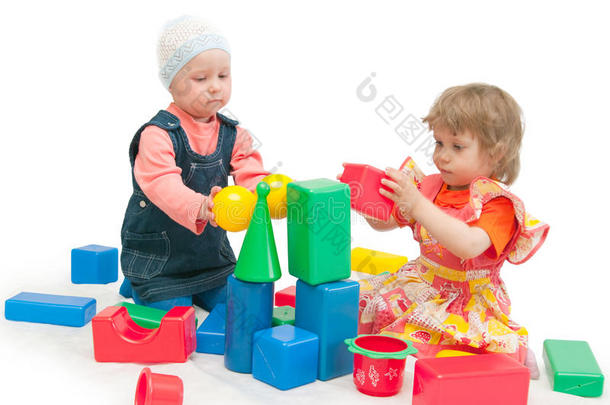 两个孩子玩方块游戏