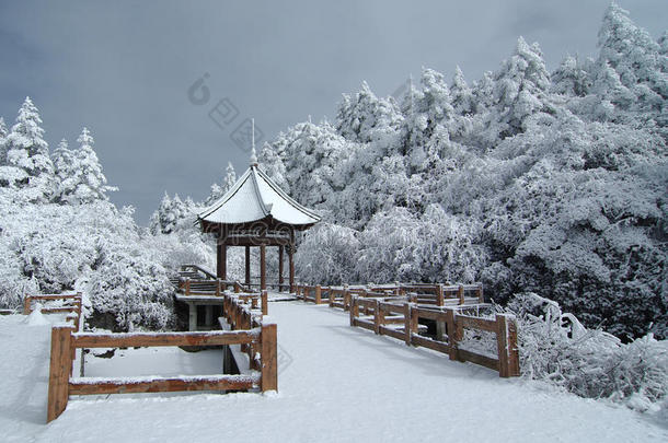 带雪的亭子