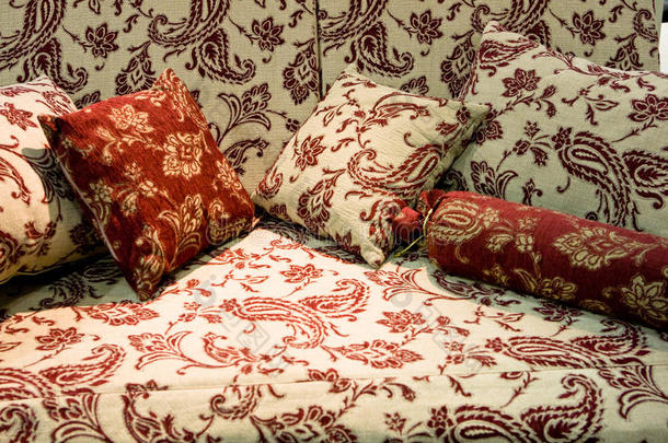 带红色枕头的<strong>浅褐色</strong>软沙发