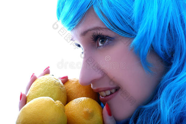 蓝头发女孩<strong>vs</strong>柠檬