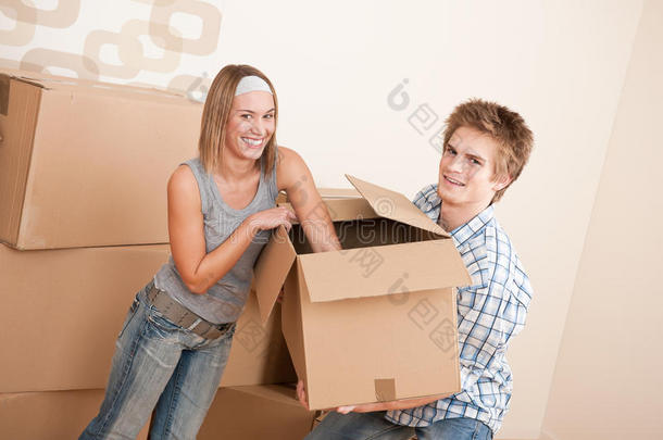 搬家：年轻夫妇搬家，打开箱子
