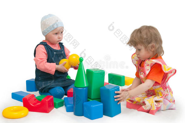 两个孩子玩方块游戏