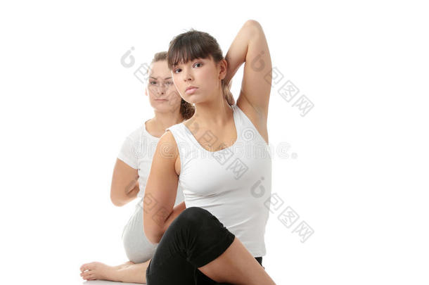 两位年轻漂亮的女士在做瑜伽练习