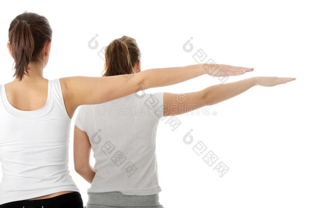 两位年轻漂亮的女士在做瑜伽练习