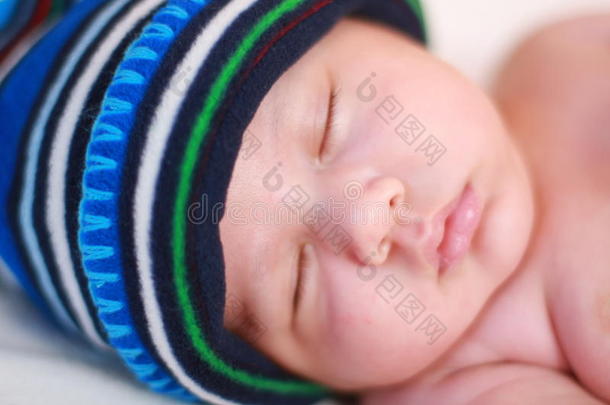 戴蓝帽子的婴儿在睡觉