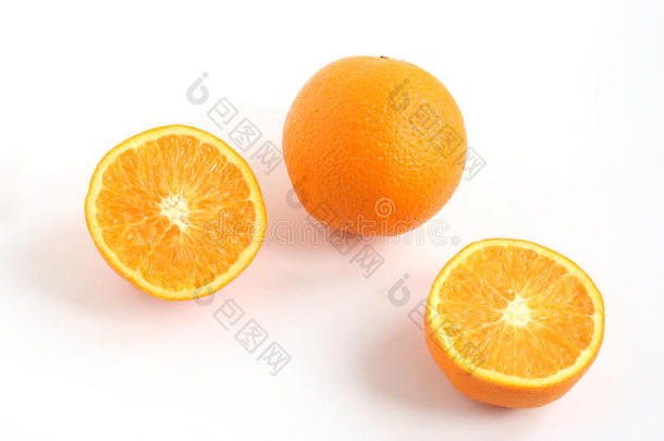 整片橙子和橙子切成两半