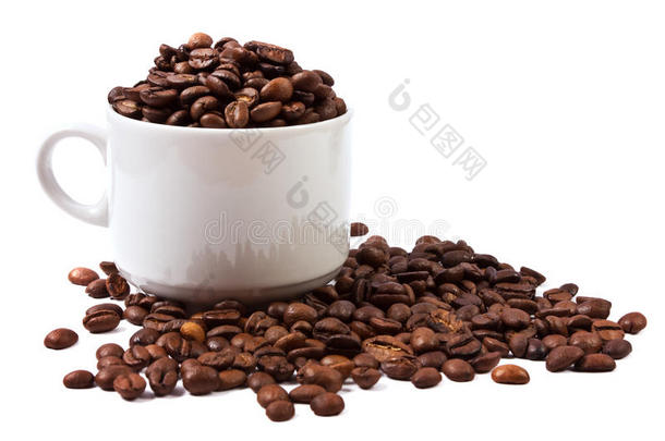 一杯孤立的咖啡豆