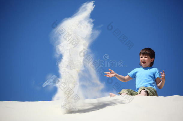 男孩坐在沙滩上做沙子小女孩