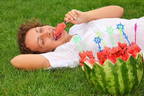 美女躺在草坪上吃西瓜