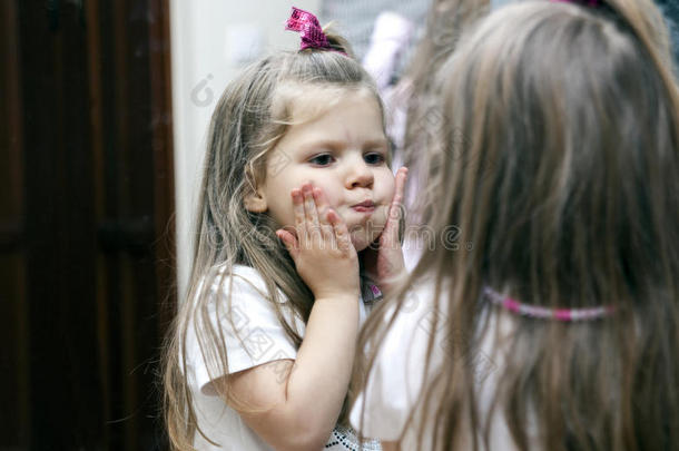 女孩与镜子