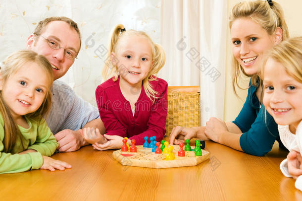 一家人玩棋盘游戏
