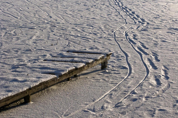冰塘上的木栈道和脚步