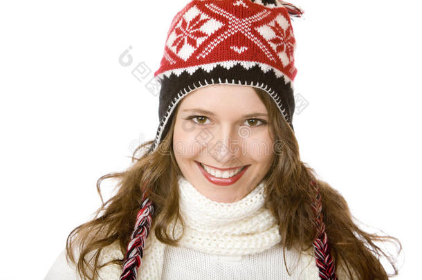戴着帽子和围巾的迷人微笑的女人