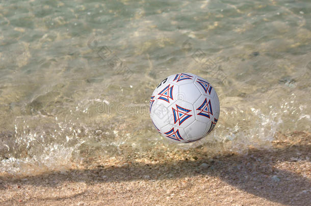 漂浮在海水上的足球