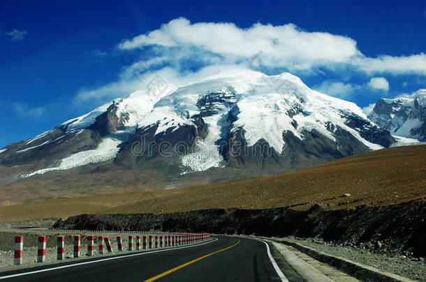 雪山与公路