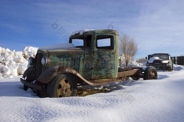 来自牧场的老式卡车，冬雪