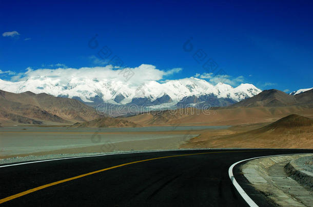 雪山与公路