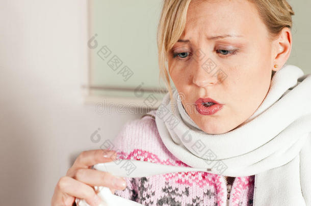 患流感的妇女量体温