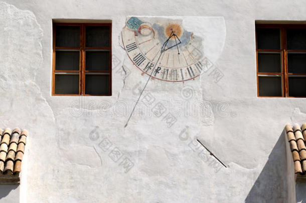 波扎诺多米尼加修道院的旧日晷