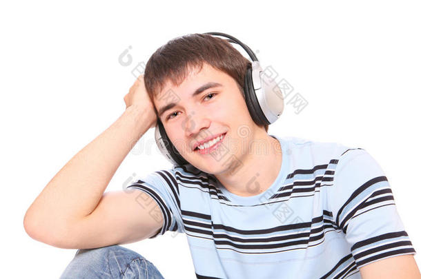 男人在听音乐