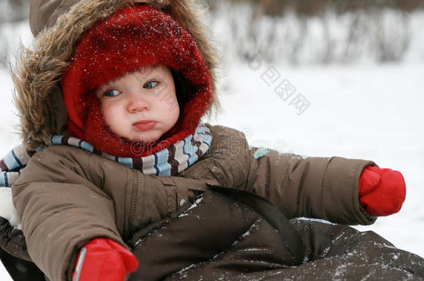 雪撬上的冬季宝宝