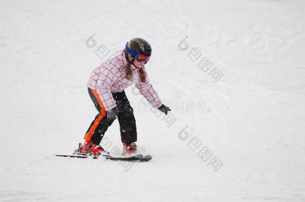 学习高山滑雪的小女孩